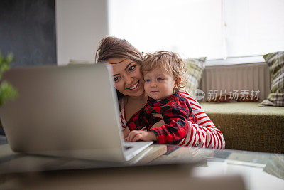 mother work´s and play with her child